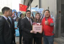 邓炳强出席中西区区议会 支持及反对警方人士场外对骂