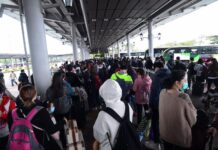 深圳湾关口外巴士站大排长龙 张建宗会见传媒(2月7日)