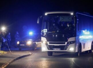 第二架法国撤侨包机抵法,返法人士将被安置在隔离中心观察14天。 Reuters