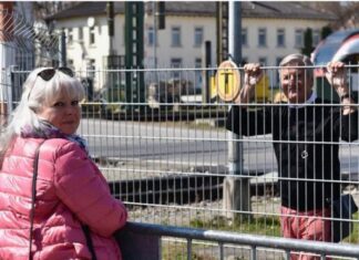 肺炎疫情:那些只能隔着边境线会面的有情人