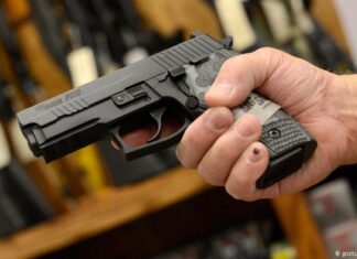 烈酒、手枪还是小说?美国哪些店还能开门