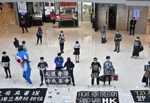 港人街头聚会呼诉求 保持社交距离