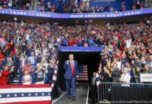 疫情爆发后首次竞选造势 特朗普又语出惊人