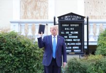 特朗普在教堂前举圣经拍照 被质疑“作秀”