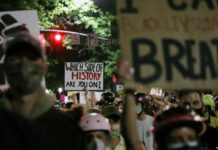 美国抗议种族歧视运动持续升温