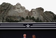 特朗普称总统山永远屹立  “倒碑”运动继续