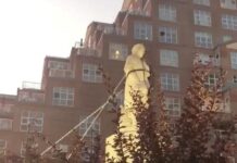 美國一座哥倫布雕像被示威者推倒推落河灣