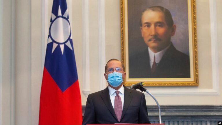 美部长访台持 中方战机越台海中线秀肌肉
