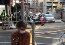 有市民到太子站外獻花 網傳死亡男子稱身在英國