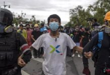 泰国学生在罕见皇宫前万人喊“政府下台、人民万岁”