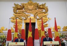 菅义伟首次出访 与越南达成防务协议