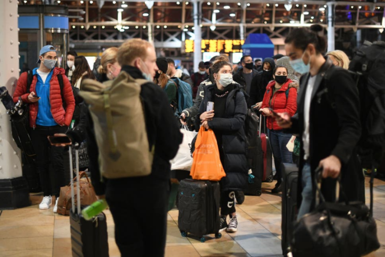英国变异新冠病毒失控，传播速度增加70%丨国际热点速递