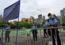 六四事件33周年:維園球場被封 有大批警員布防 截查穿黑衣的人