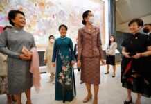 彭麗媛張淑芬等APEC領袖配偶參觀博物館