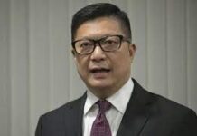 警方國安處拘一男子涉發布侮辱國歌及針對警員起底帖文,鄧炳強指白紙抗議是再次顏色革命雛型