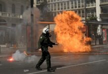 希臘火車對撞引眾怒 示威者向警察投擲石頭汽油彈