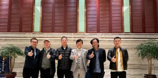 曾曉輝（左4）與友人在杭州合影