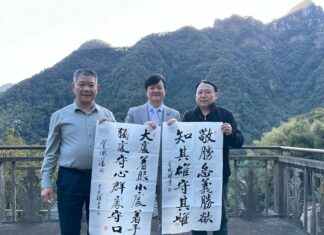 曾曉輝（中）在刻石山風景名勝區贈書法給紹興刻石山文化旅遊發展有限公司董事長陳仁林（左）山東宬藝文化傳媒有限公司董事長李建軍（右）