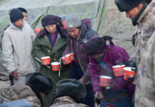 西藏定日震後首個清晨:熱氣騰騰的帳中孩童安睡