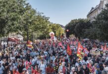 法国数十万人走上街头抗议紧缩政策 逾三百人被捕,总理称继续与各界协商