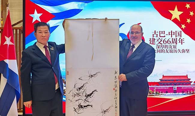 笔墨传情续中古友谊——吴融川国画《融通四海》作为外交礼品赠予古巴